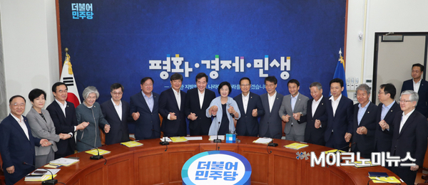 더불어민주당과 정부, 청와대는 20일 국회에서 추미애 더불어민주당 대표, 이낙연 국무총리, 장하성 청와대 정책실장 등이 참석한 가운데 고위 당정청 회의를 열고, 노동시간 단축과 관련해 6개월의 계도기간을 두기로 했다. / 사진 : 더불어민주당