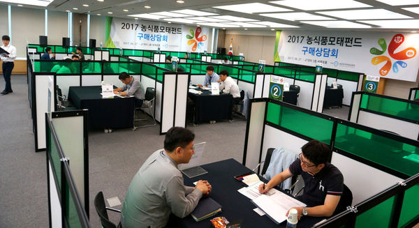 한편 농금원은 오는 27일 양재 at센터 ‘2018 농식품모태펀드 구매상담회, 상품품평회’를 개최한다.<사진은 지난 2017년 농식품모태펀드 구매상담회 모습 / 사진제공 : 농금원>