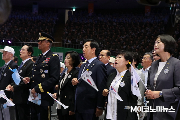 6.25전쟁 제68주년 행사에 참석한 추미애 더불어민주당 대표, 김성태 자유한국당 대표 권한대행, 조배숙 민주평화당 대표, 이정미 정의당 대표가 6.25의 노래를 제창하고 있다. <사진 : 박종호 기자>