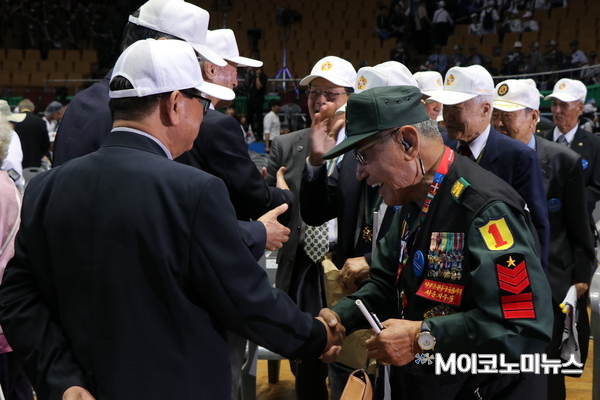 6.25전쟁 제68주년 행사에 참석한 참전용사들이 인사를 나누고 있다. <사진 : 박종호 기자>