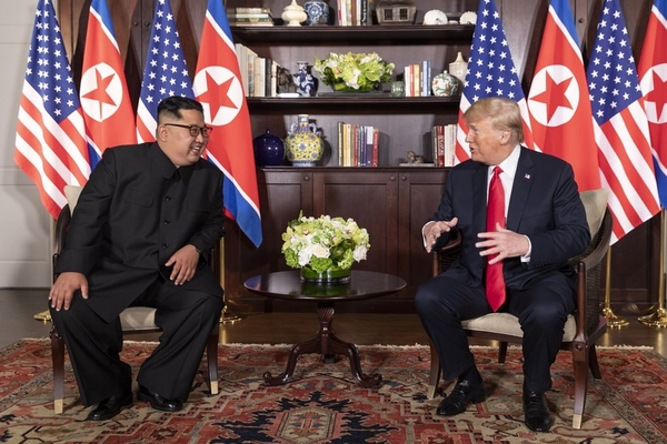 단독회담 <사진 : Dan Scavino Jr.>