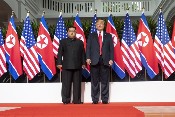 6월12일. 싱가포르 센토사 섬 카펠라 호텔에서 만난 김정은 북한 국무위원장(좌)과 도널드 트럼프 미국 대통령 <사진 : Dan Scavino Jr.>