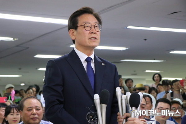 이재명 경기도지사 당선인이 지난 13일 당선이 확실시 된 후 캠프를 찾아 인터뷰 하는 모습 <사진 : 박종호 기자>