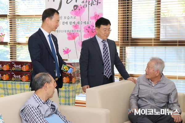 사진/ (좌) 농업정책보험금융원 정성봉 경영기획실장과 (우) 구립신길5동데이케어센터 김병성 원장이 어르신들과 대화를 나누고 있다.