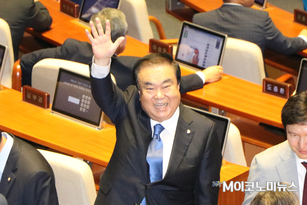 더불어민주당 출신 문희상 의원이 13일 오전 국회 본회의장에서 제20대 국회 후반기 국회의장에 당선된 후 손을 흔들고 있다. <사진 : 박종호 기자>