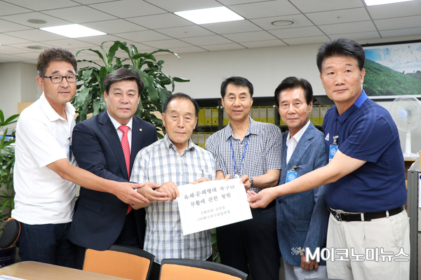 김선동 자유한국당 의원(왼쪽에서 두 번째)과 전대열 (사)한국축구클럽연맹 회장(왼쪽에서 세 번째) 등은 18일 국회 민원지원센터를 방문해 ‘4군 축구단 부활에 관한 청원서’와 회원 686명의 서명부를 제출했다. / 사진 : 박종호 기자