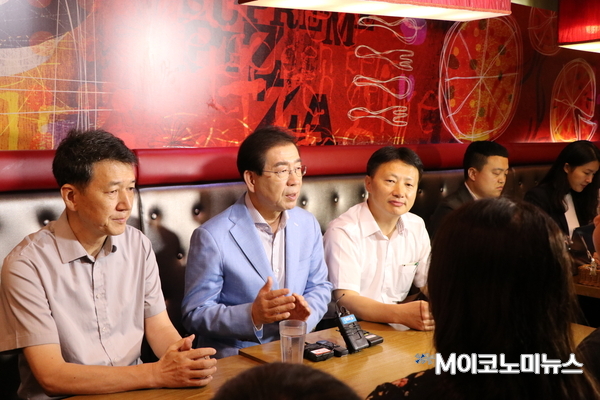  박원순 서울시장이 지난달 5일 서울시 구로구 테크노마트 내 피자 매장에서 가맹점주들과 카드 수수료와 관련한 간담회를 갖고 있다. <사진 : M이코노미뉴스DB>