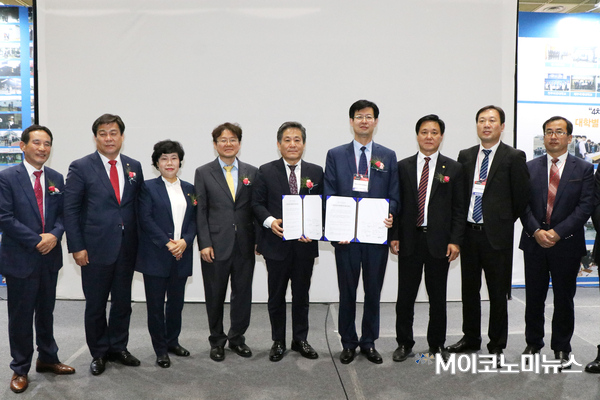 자동차튜닝발전협의회가 19일 코엑스에서 열린 '2018 서울오토살롱'에서 중국 영성시와 양해각서(MOU)를 체결한 후 기념 촬영을 하고있다. 왼쪽부터 정재현 상주시의회 의장, 김선동 자유한국당 의원, 조배숙 민주평화당 대표, 김필수 한국자동차튜닝산업협회 회장, 조재성 M이코노미뉴스 대표, 영성시 부시장, 황천모 상주시장, 노영환 영성시 상무국장 <사진 : 박종호 기자>