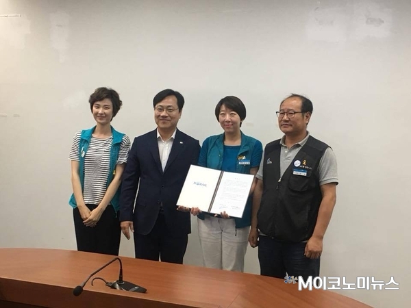 철도노사가 21일 오전 서울 중구 한국철도공사 서울본부 회의실에서 합의문을 들고 기념촬영을 하고 있다. (왼쪽부터) 정미정 철도노동조합 KTX열차승무지부 총무부장, 오영식 한국철도공사 사장, 김승하 철도노동조합 KTX열차승무지부 지부장, 강철 철도노동조합 위원장 / 사진 : 'KTX해고승무원' 페이스북