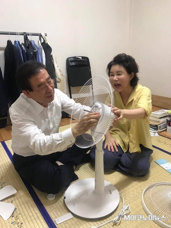 문 대통령이 선물한 선풍기를 조립하고 있는 박 시장과 옆에서 웃고 있는 강난희 여사 / 사진 : 박원순 서울시장 페이스북