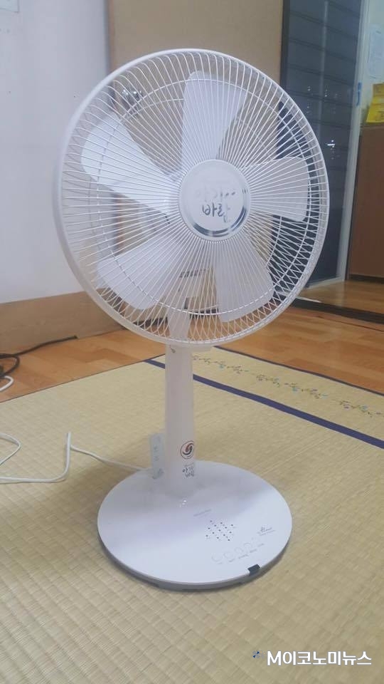 문재인 대통령이 '한 달간 옥탑방 살이' 중인 박원순 서울시장에게 선물한 선풍기 / 사진 : 박원순 서울시장 페이스북