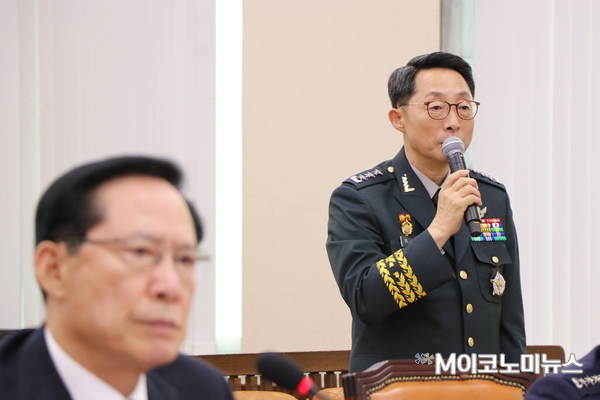 송영무 국장부 장관(좌)과 이석구 기무사령관(우)