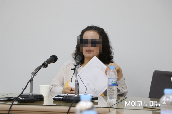 1일 대한불교조계종 총무원장 설정 스님의 은처자 의혹을 받고 있는 김모씨가 기자회견을 열고 "자신과 자신의 딸은 설정 스님의 은처자가 아니다"라고 반박하고 있다. <사진 :김선재 기자>