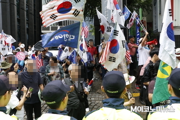 대한애국당 등 보수단체 소속 시민들이 "김경수 종신형" 등의 구호를 외치고 있다. <사진 : 박종호 기자>
