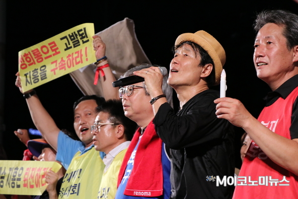 2부 문화행사에 참석한 가수 안치환 씨가 재가불자들과 함께 노래를 부르고 있다 <사진 : 박종호 기자>