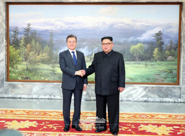 지난 5월26일 남북 두 정상이 판문점 북측지역 통일각에서 만난 모습< 사진 : 청와대>