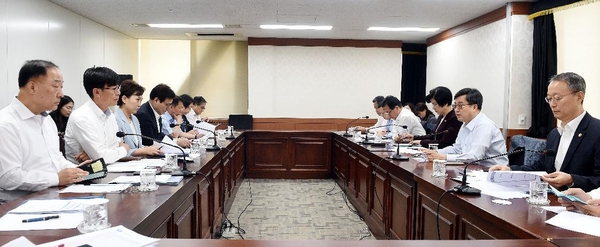 19일 당정청 회의에 앞서, 기획재정부도 17일 김동연 부총리 주재로 긴급경제현안간담회를 열고 관계 장관들과 고용동향 및 대응방향을 논의했다.<사진 : 기획재정부>