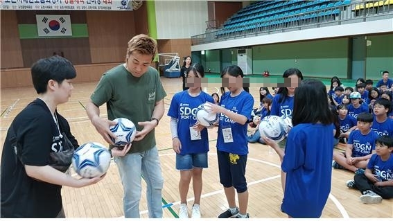 김병지 전 국가대표 골키퍼가 아이들에게 직접 시범을 보이면서, 아이들과 함께 하고 있다.