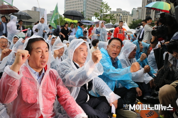 왼쪽부터 자유한국당 김성태 원내대표, 김병준 비대위원장, 제갈창균 한국외식업중앙회 회장 <사진 : 박종호 기자>