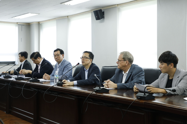31일 한국교통안전공단과 ‘BMW 피해자 모임’의 소송인 등과 만나 BMW 화재원인 검증에 관한 회의를 진행한 후 그 결과를 브리핑하고 있다. <사진 : 한국교통안전공단>