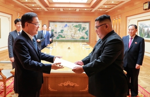 정의용 국가안보실장이 5일 북한 평양에서 김정은 북한 국방위원장을 만나 문 대통령의 친서를 전달하고 있다. <사진 : 청와대>