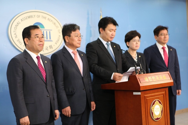 자유한국당 소속 국회 과학기술정보방송통신위원들이 6일 오전 서울 여의도 국회 정론관에서 KBS·MBC 직원 이메일 사찰의혹 관련 수사촉구 성명서를 발표하고 있다. 왼쪽부터 한국당 박성중, 윤상직, 정용기, 최연혜, 김성태 의원 <사진 : 박성중 의원 페이스북>