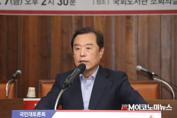 7일 오후 서울 여의도 국회도서관 소회의실에서 열린 ‘국방개혁 2.0 북핵폐기 없는 무장해제의 위험성’ 토론회에 참석해 축사하고 있는 김병준 자유한국당 비상대책위원장 <사진 : 박종호 기자>