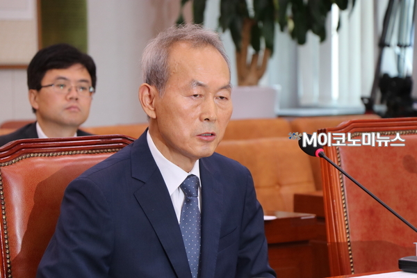 이석태 헌법재판소 재판관이 10일 국회 법제사법위원회에서 열린 인사청문회에서 발언하는 모습 / 사진 : 박종호 기자