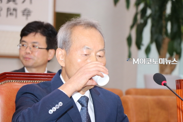 10일 국회 법제사법위원회에서 열린 인사청문회에 참석한 이석태 헌법재판소 재판관이 물을 마시는 모습 / 사진 : 박종호 기자