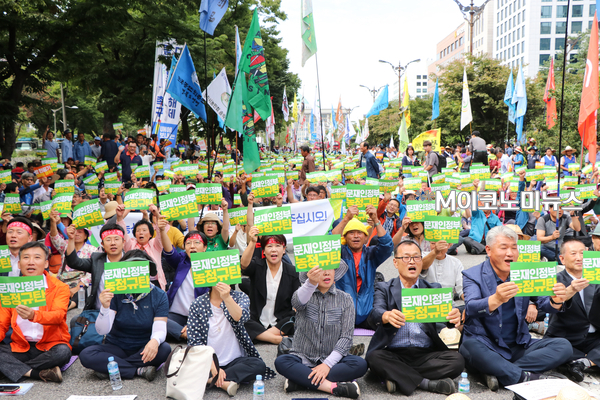 11일 오후 서울 여의도 국회 앞 대로에서 '백남기 정신계승, 문재인 정부 농정 규탄 전국농민대회'가 열렸다. <사진 : 박종호 기자> 