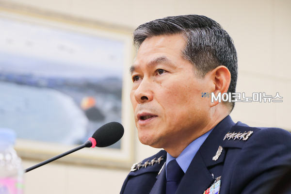 정경두 국방부장관 후보자가 17일 서울 여의도 국회에서 열린 인사청문회에서 질의에 답하고 있다. <사진 : 박종호 기자>