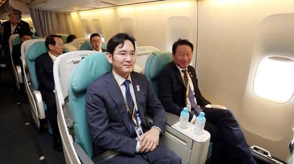 이재용 삼성전자 부회장(왼쪽)과 최태원 SK그룹 회장이 18일 오전 평양으로 향하는 전용기에 탑승해 있다. <사진 : 평양사진공동취재단>