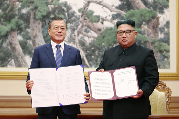 19일 오전 평양 백화원 영빈관에서 문재인 대통령과 김정은 국무위원장이 '9월 평양공동선언'에 서명한 후 기념촬영을 하고있다. <평양사진공동취재단>