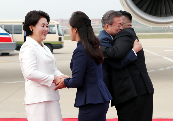 문재인 대통령과 부인 김정숙 여사가 18일 오전 평양 순안공항에 도착해 마중나온 김정은 국무위원장과 부인 리설주 여사와 인사하고 있다. <평양사진공동취재단>