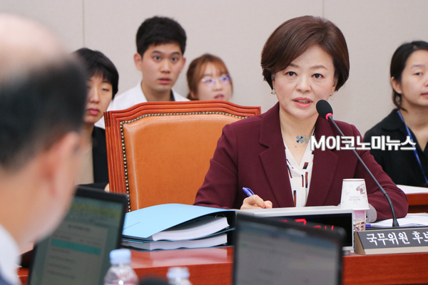 진선미 여성가족부장관 후보자가 서울 여의도 국회에서 열린 인사청문회에서 질의에 답하고 있다 <사진 : 박종호 기자>