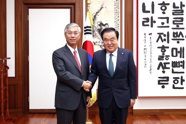추 궈훙 주한중국대사(왼쪽)와 악수를 나누고 있는 문희상 국회의장 <사진 : 국회>