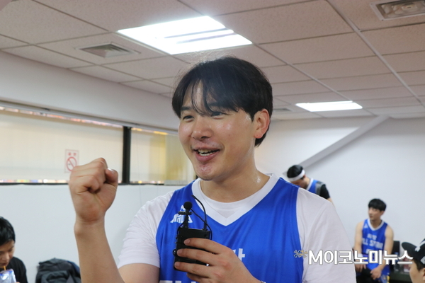 3일 오후 경기도 의정부체육관에서 '스타와 함께하는 희망농구' 대회에 참석한 멜로망스의 김민석. <사진 : 문장원 기자>