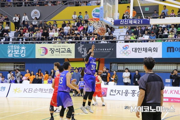 3일 오후 경기도 의정부체육관에서 '스타와 함께하는 희망농구' 대회에 참석한 선수들이 경기를 펼치고 있다. <사진 : 문장원 기자>