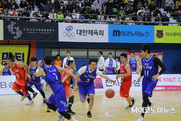 3일 오후 경기도 의정부체육관에서 '스타와 함께하는 희망농구' 대회에 참석한 선수들이 경기를 펼치고 있다. <사진 : 문장원 기자>