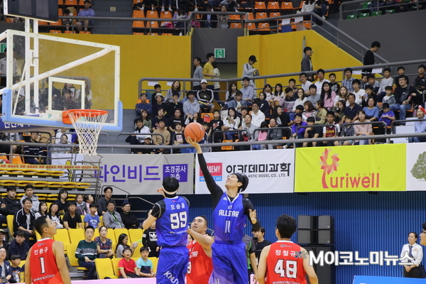 3일 오후 경기도 의정부체육관에서 '스타와 함께하는 희망농구' 대회에 참석한 선수들이 경기를 펼치고 있다. <사진 : 문장원 기자>