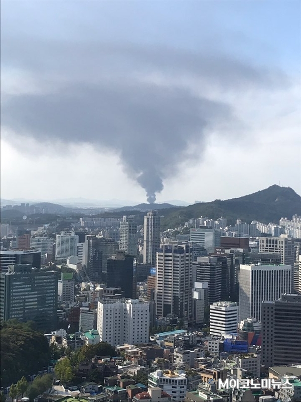 오후 3시께 서울 남산에서도 보이는 고양시 휘발유 탱크 화재로 인한 검은 연기가 서울까지 번지고 있다.
