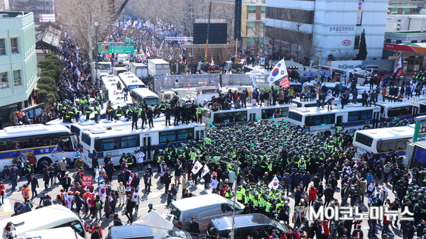 지난해 3월10일 헌법재판소 앞 집회현장 <사진 : M이코노미뉴스DB>