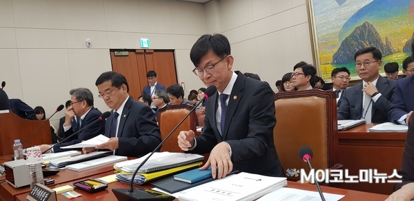 김상조 공정거래위원장이 15일 국회에서 열린 공정위 국정감사에 출석해 감사를 준비하는 모습.