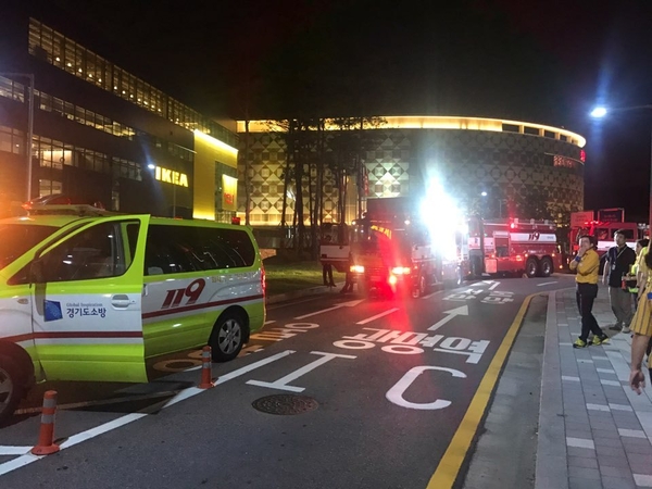 지난달 6일 저녁 7시30분쯤 이케아 광명점에서 화재경보가 잘못 울리면서 이곳을 찾은 고객 약 300명이 건물 밖으로 긴급 대피했다. <사진 : 독자제공>