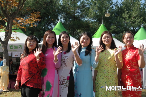 사진/ 행사 참여자들이 아시아 전통의상을 입고 포즈를 취하고 있다.