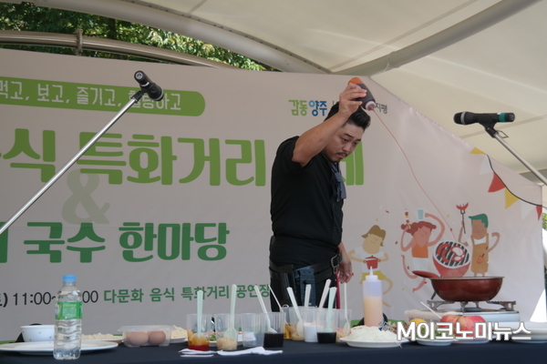 사진/ 푸드킹콩으로 알려진 푸드엔터테이너 최승원이 누들 퍼포먼스를 하고 있다.