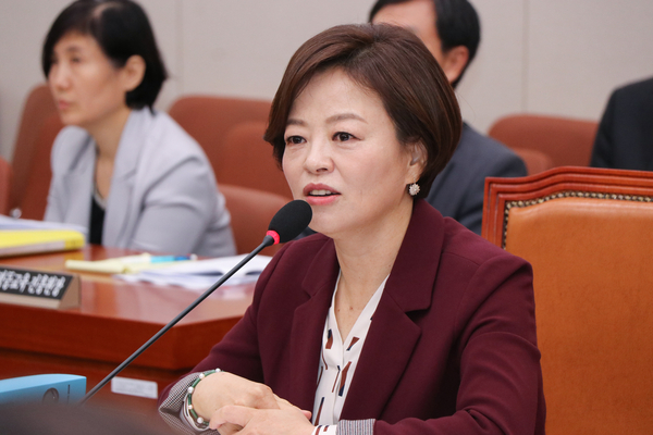 ▲ 지난 9월20일 국회 여성가족위원회에서 열린 인사청문회에 참석한 진선미 여성가족부 장관 후보자가 발언하고 있다. <사진 - 박종호 기자><br>
