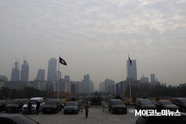 국회 본관에서 바라본 서울 하늘