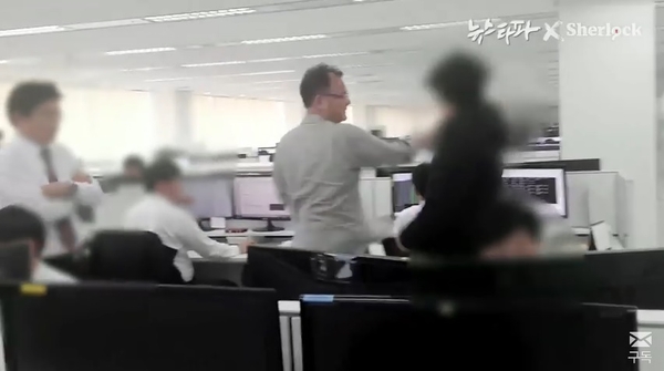 2015년 회사를 비판하는 글을 올린 전직 직원을 회사로 불러들여 폭행하는 양 회장 / 사진 : 뉴스타파 유튜브 영상 캡쳐