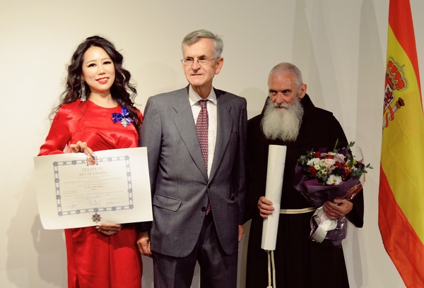 롤라 장 한국플라멩코협회장(왼쪽), 곤살로 오르띠스 디에르 토르토사(Gonzalo Ortiz) 주한 스페인 대사(가운데), 유의배(루이스 마리아 우리베) 신부(오른쪽) <사진 : 한국플라멩코협회>